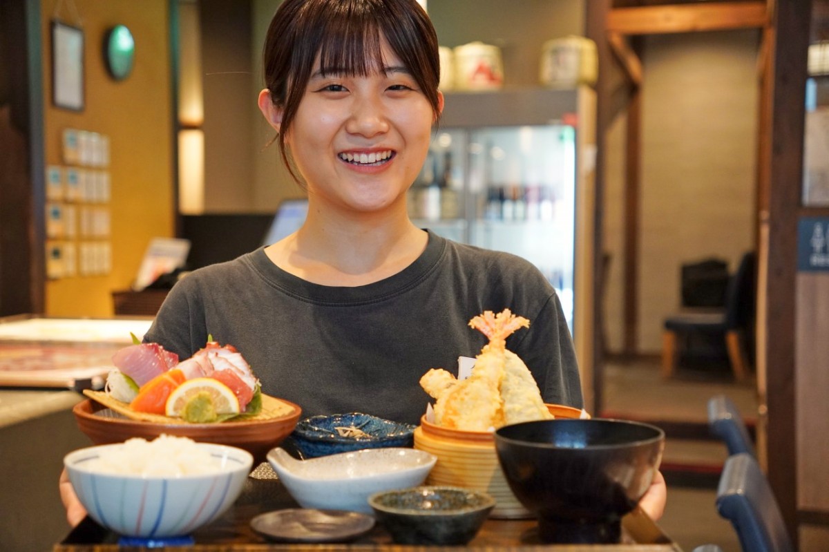 料理を運ぶスタッフさん