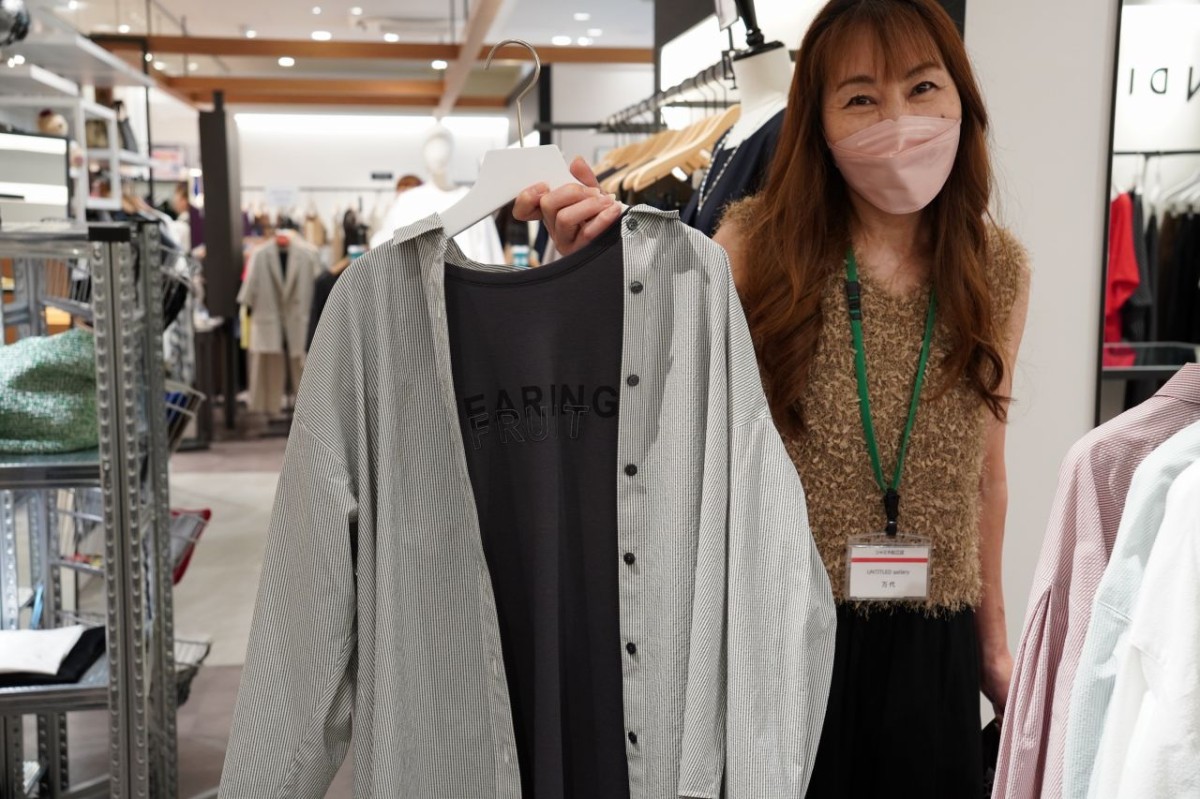 服をお薦めしてくれる万代さん