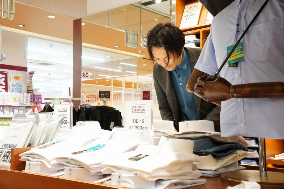 商品を選ぶ岩谷さん
