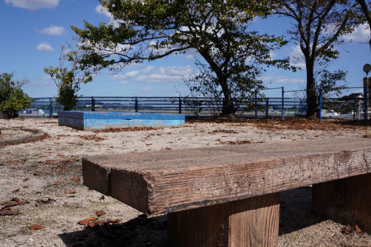 島根県松江市八束町馬渡・大根島にある『馬渡公園』のベンチ