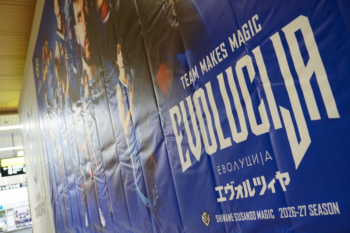 マルイの仮囲いに設置されたラッピング