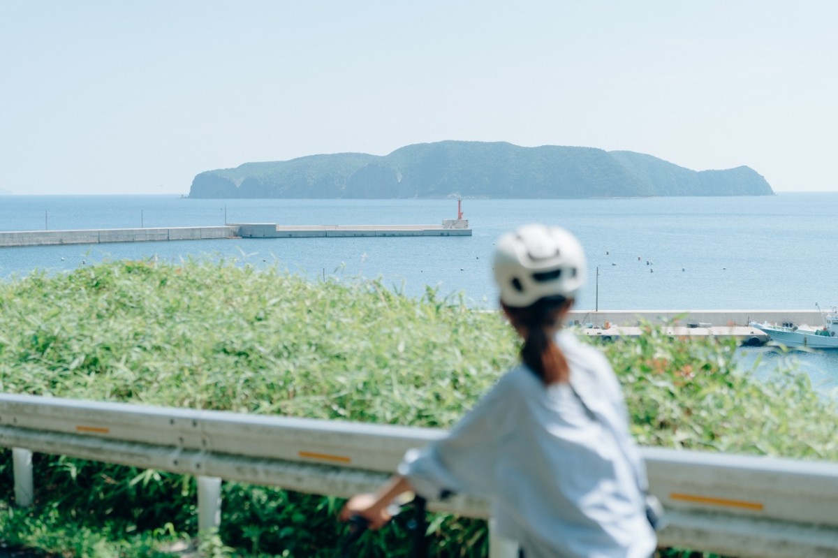 島根県海士町の電動サイクル「WANDERIDE AMA」の利用風景