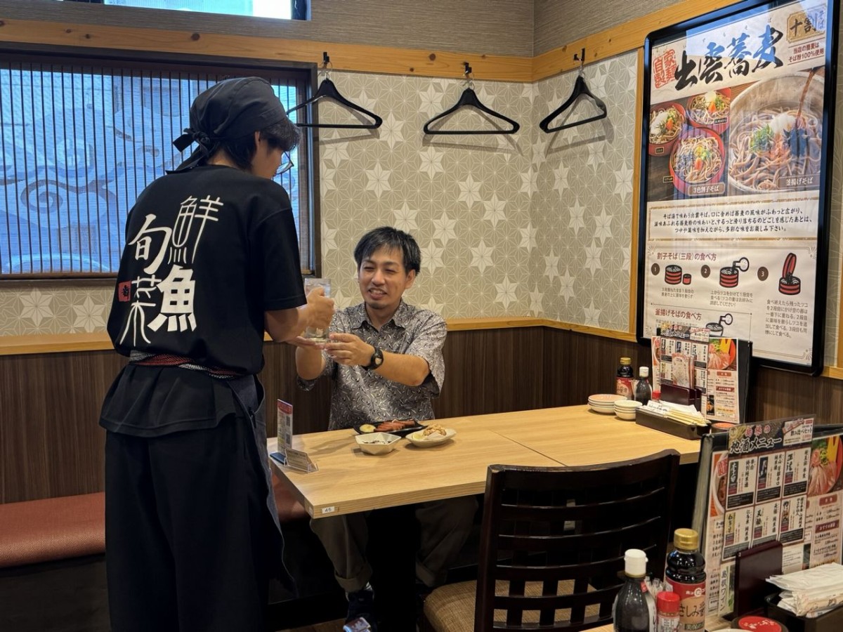 商品を持ってきた店員さん