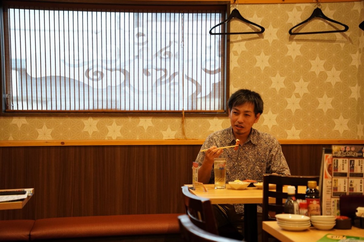 食事中の編集部いしやん