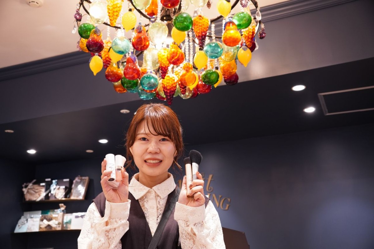 『フルーツギャザリング』のスタッフが初心者向けのコスメやメイクブラシを紹介する様子