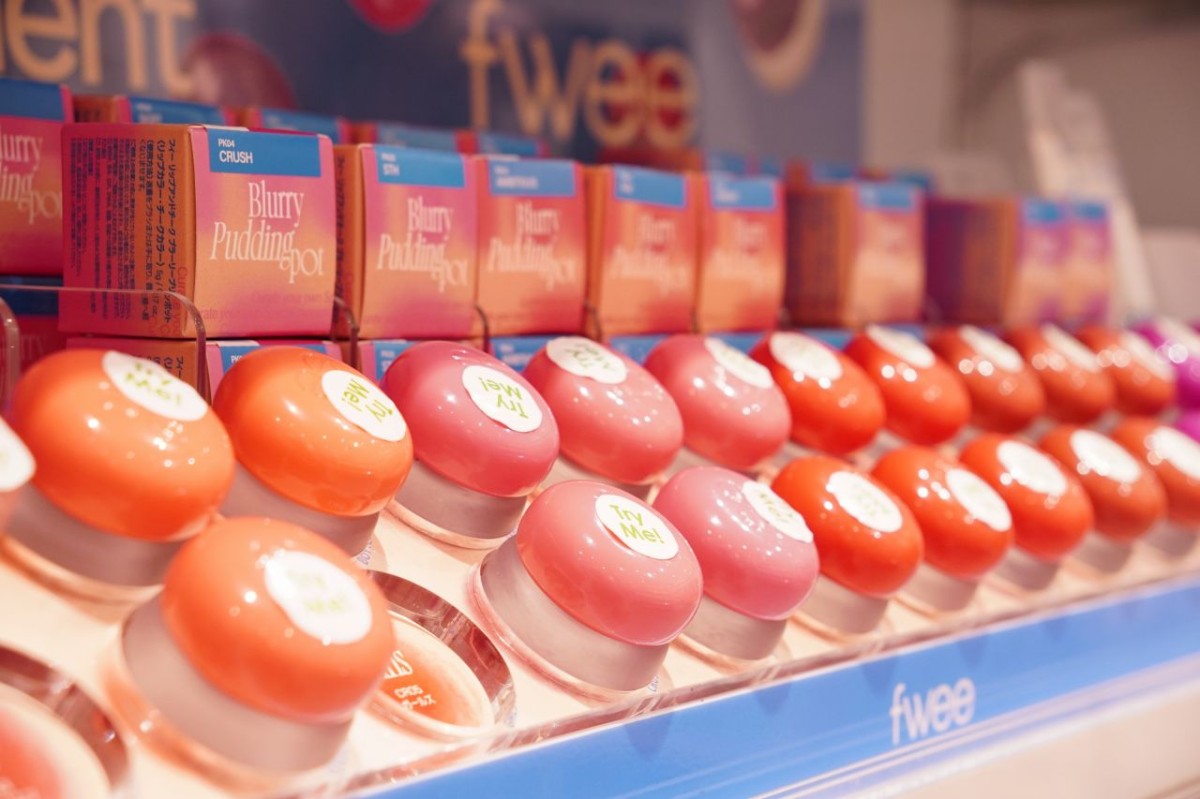韓国コスメブランド「fwee」のリップ＆チーク「ブラーリープリンポット」が並ぶ売場