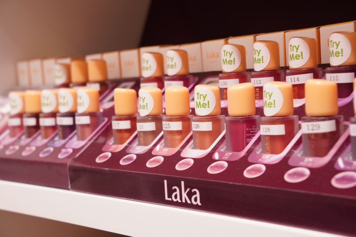 韓国コスメブランド「Laka」のリップ商品が並ぶ売場