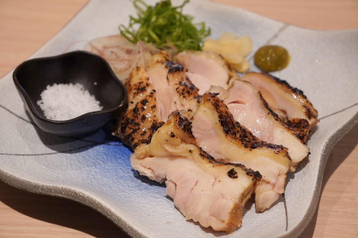 シャミネ鳥取「藁焼き 龍馬」の大山どり麹漬け藁焼き。切り分けた肉に塩や薬味を添えたひと皿