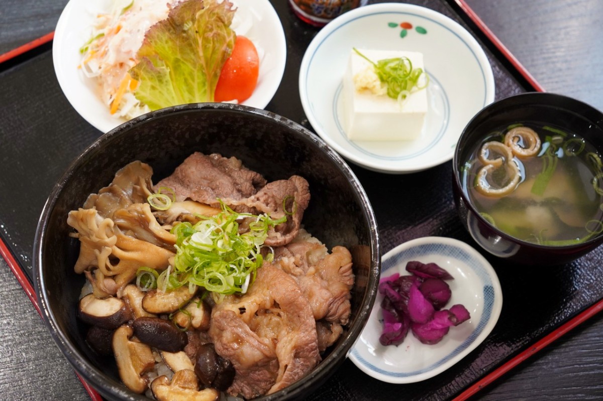 仁多米食堂の牛肉舞茸丼とサラダ、冷奴、味噌汁、漬物のセット