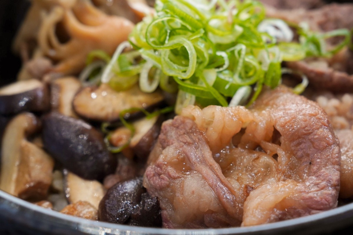 牛肉舞茸丼に盛られた奥出雲和牛のアップ