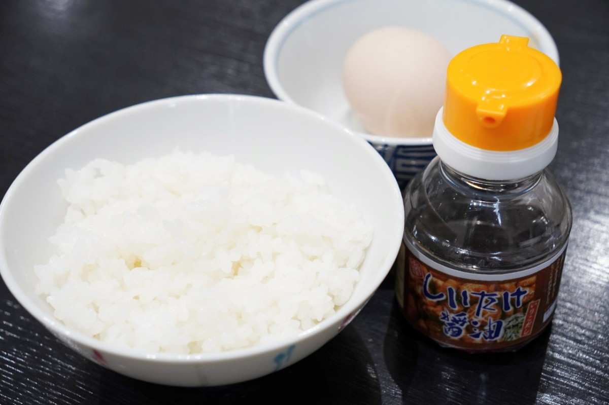 仁多米の白ご飯と生卵、仁多米食堂オリジナルの「しいたけ醤油」