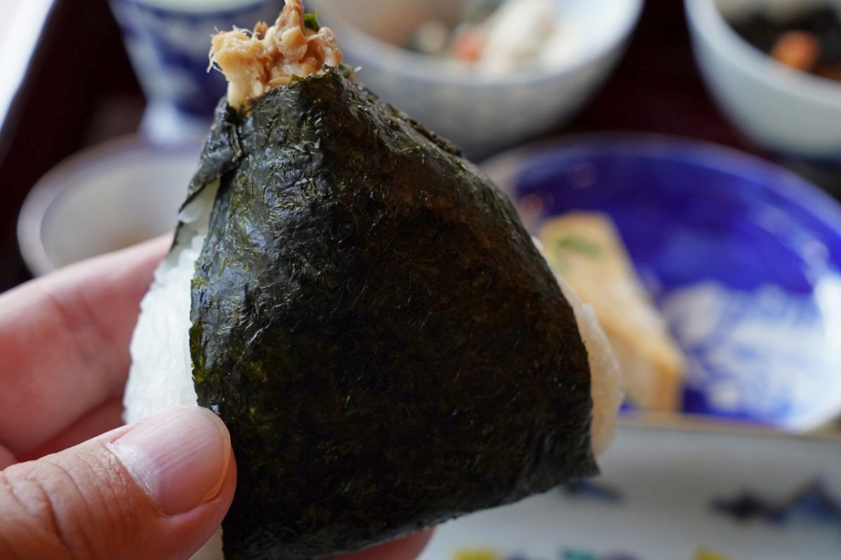 焼きサバのほぐし身をのせ、海苔で包んだ「さば」のおむすび
