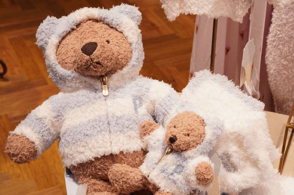 クマの顔をデザインしたふわふわのフード付きルームウェアと小物