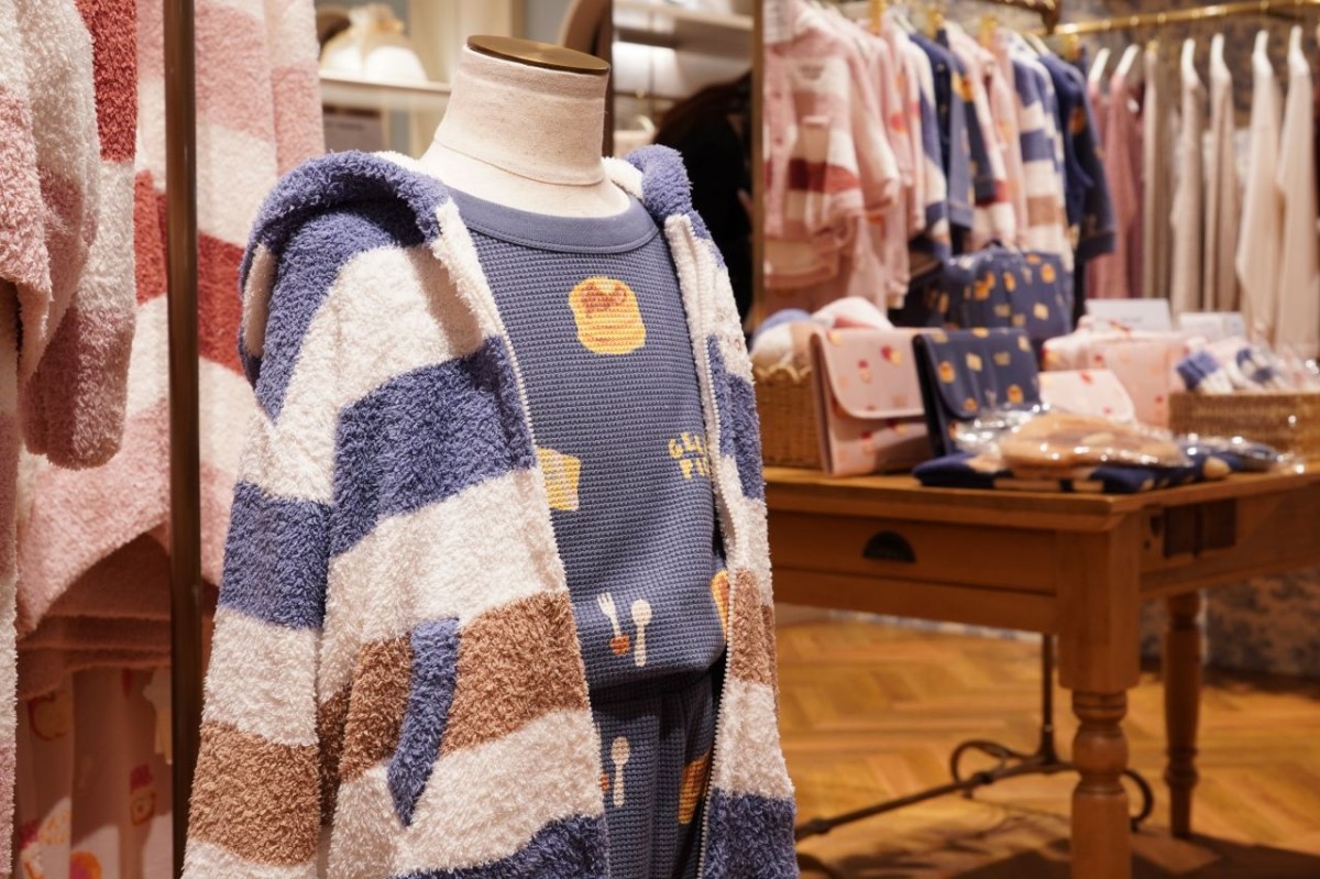 『ジェラート ピケ』の大人用と子ども用のボーダー柄ルームウェアが並ぶ売場
