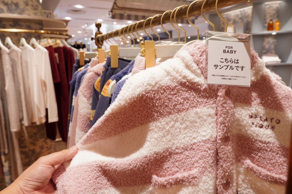 『ジェラート ピケ』の大人用と子ども用のボーダー柄ルームウェアが並ぶ売場