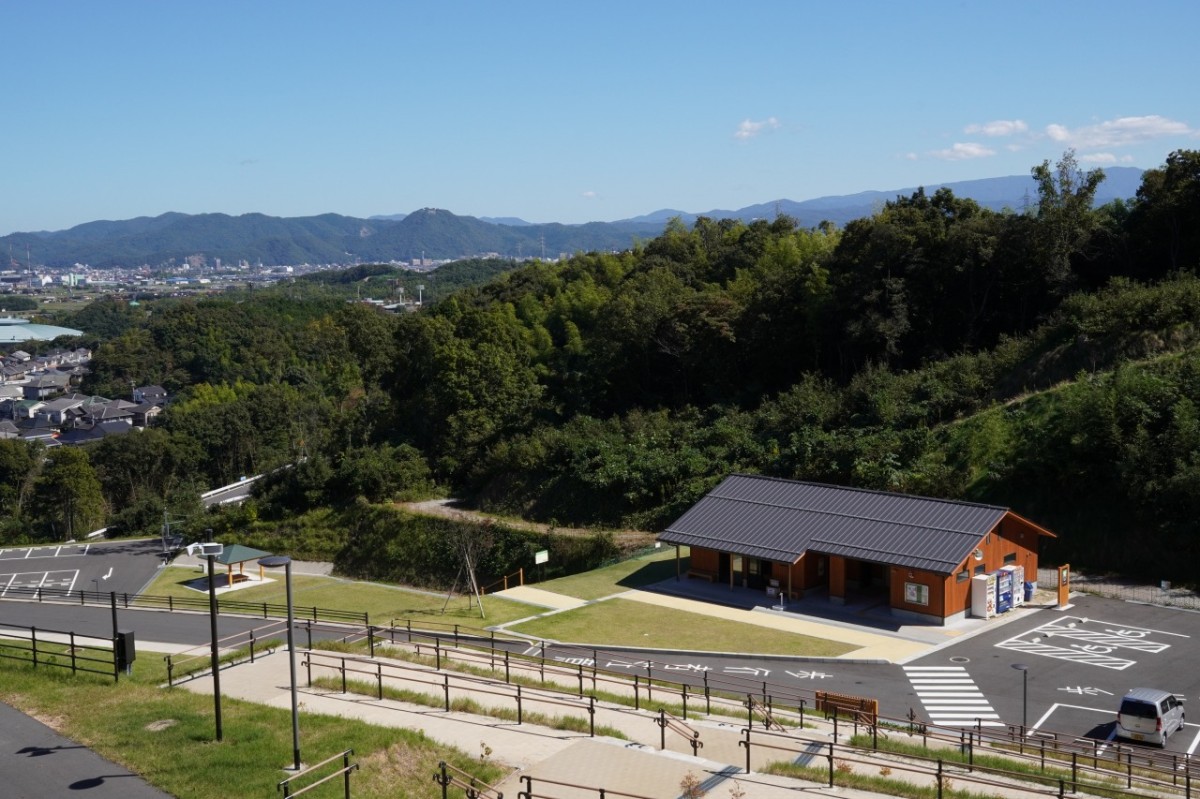 鳥取市の森林公園『とっとり出合いの森』内の「湖山池天空エリア」駐車場