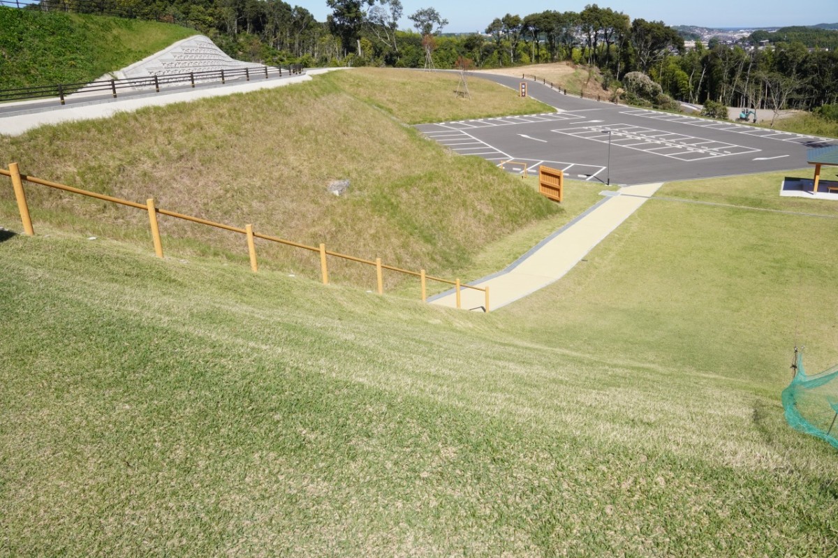 鳥取市の森林公園『とっとり出合いの森』内の「湖山池天空エリア」の芝すべり台