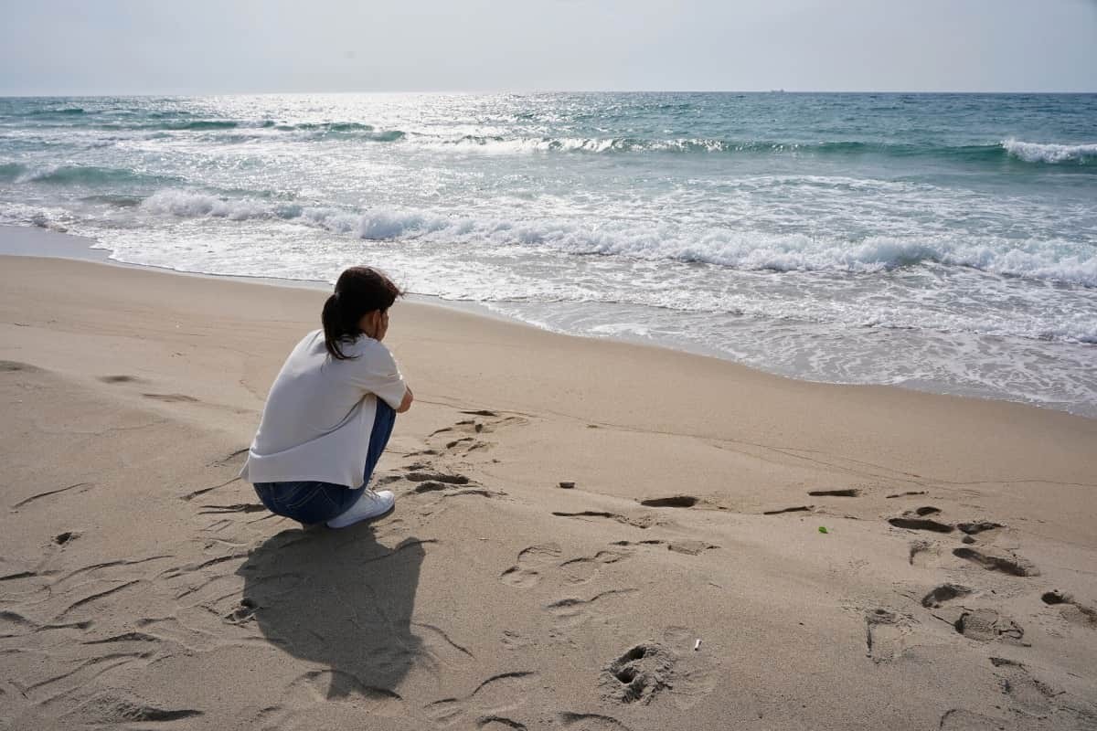 海を眺めている女性