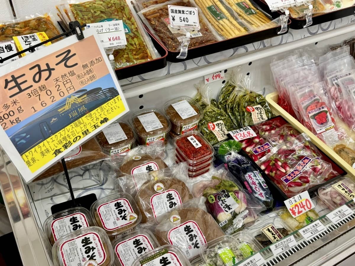 島根県奥出雲町の観光拠点『道の駅酒蔵奥出雲交流館』内の酒蔵特産市に並ぶ商品