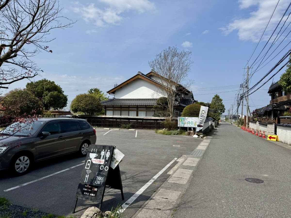 鳥取県米子市の古民家の北欧カフェ『カフェトムテ』の駐車場