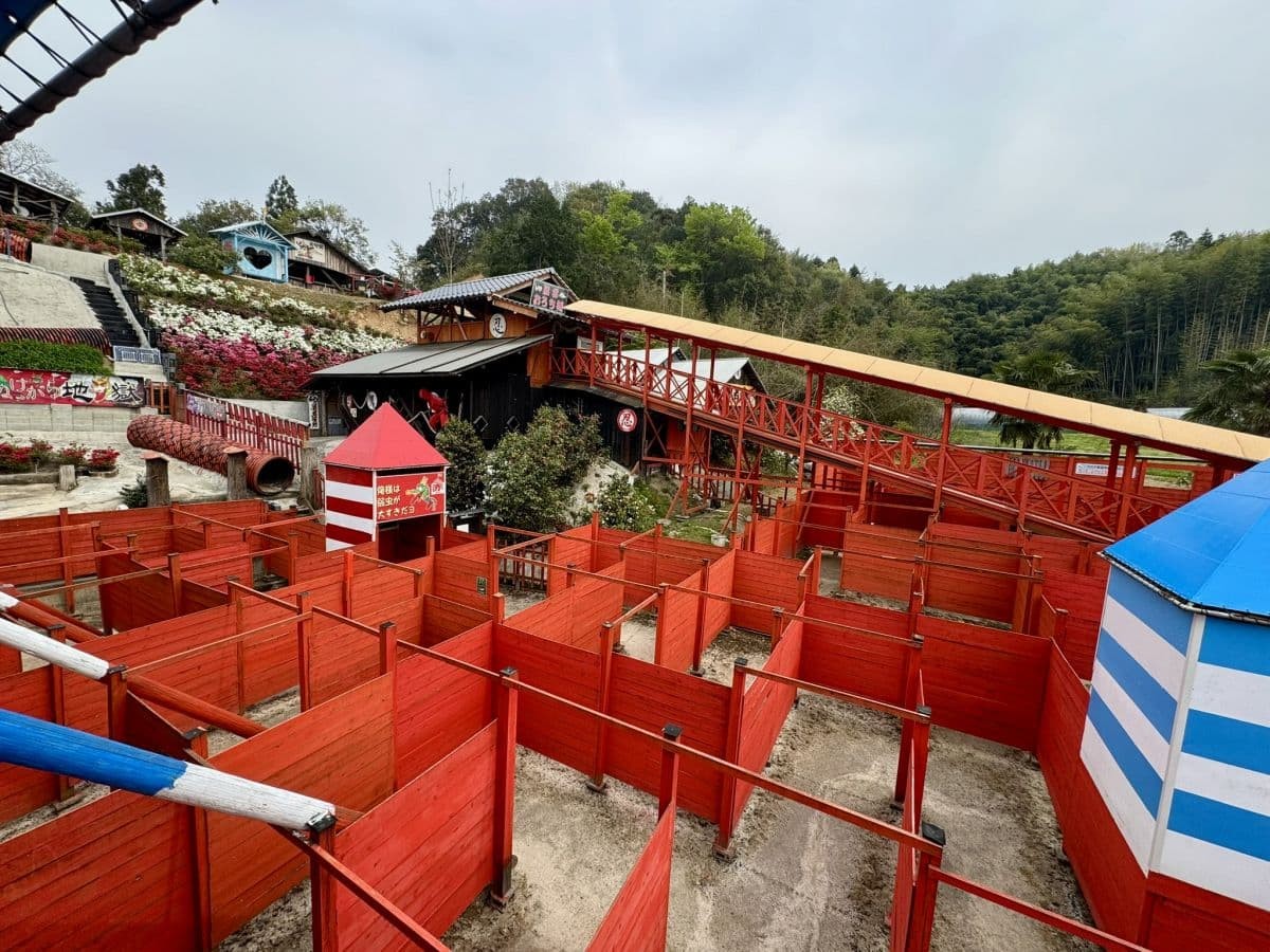 島根県雲南市のB級レジャースポット「巨大迷路ドラゴンメイズ」全景