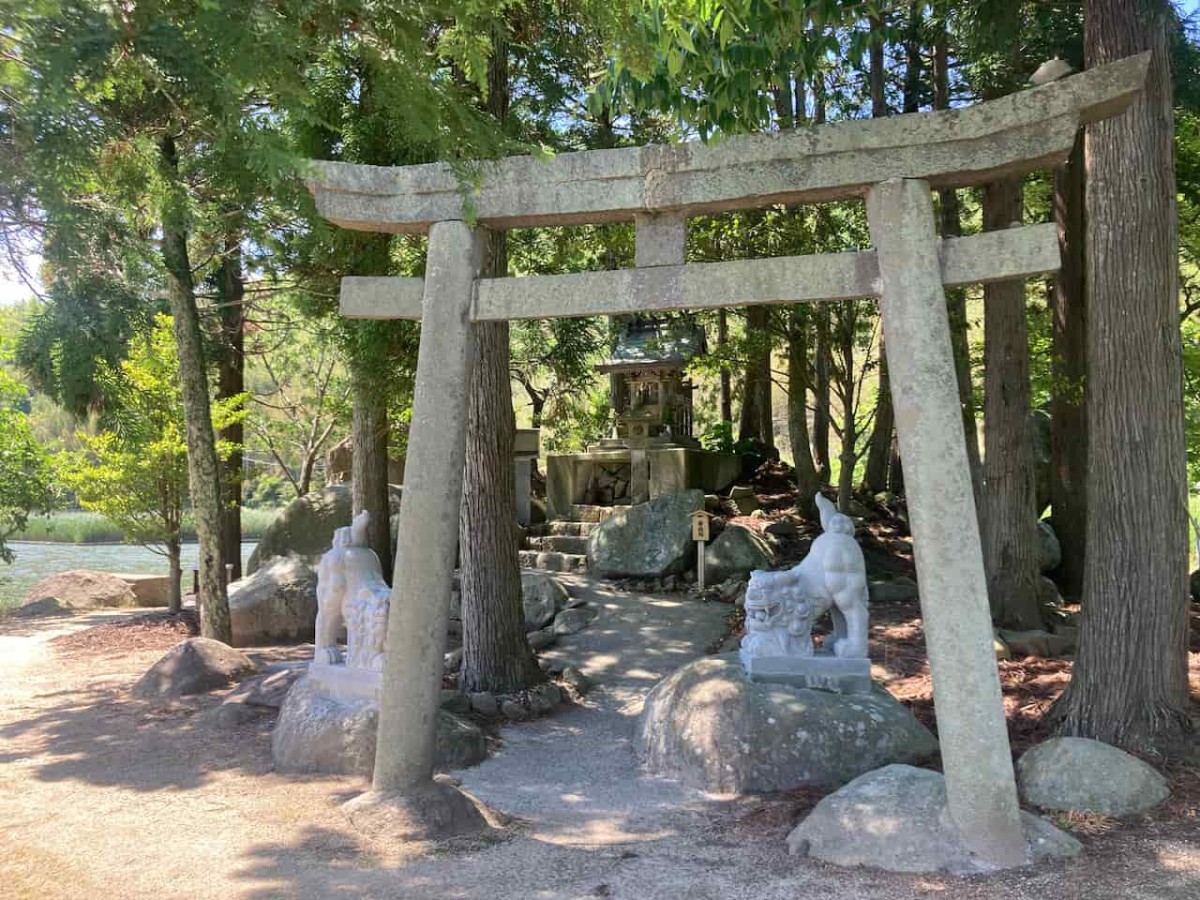 鳥取県東伯郡湯梨浜町にある『宮戸弁天』の鳥居