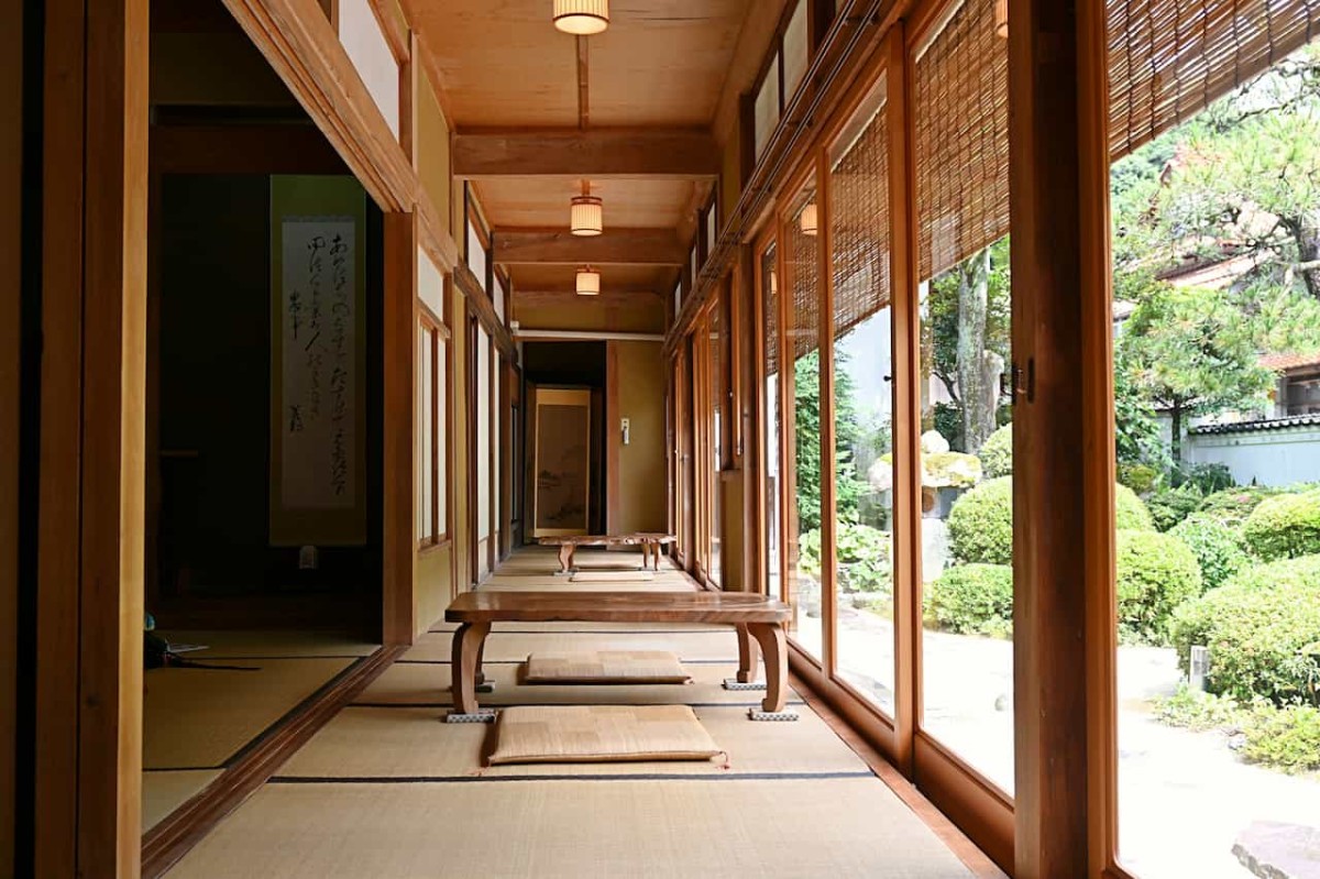 島根県邑智郡邑南町にある『茶と糀 梅田屋』の内観