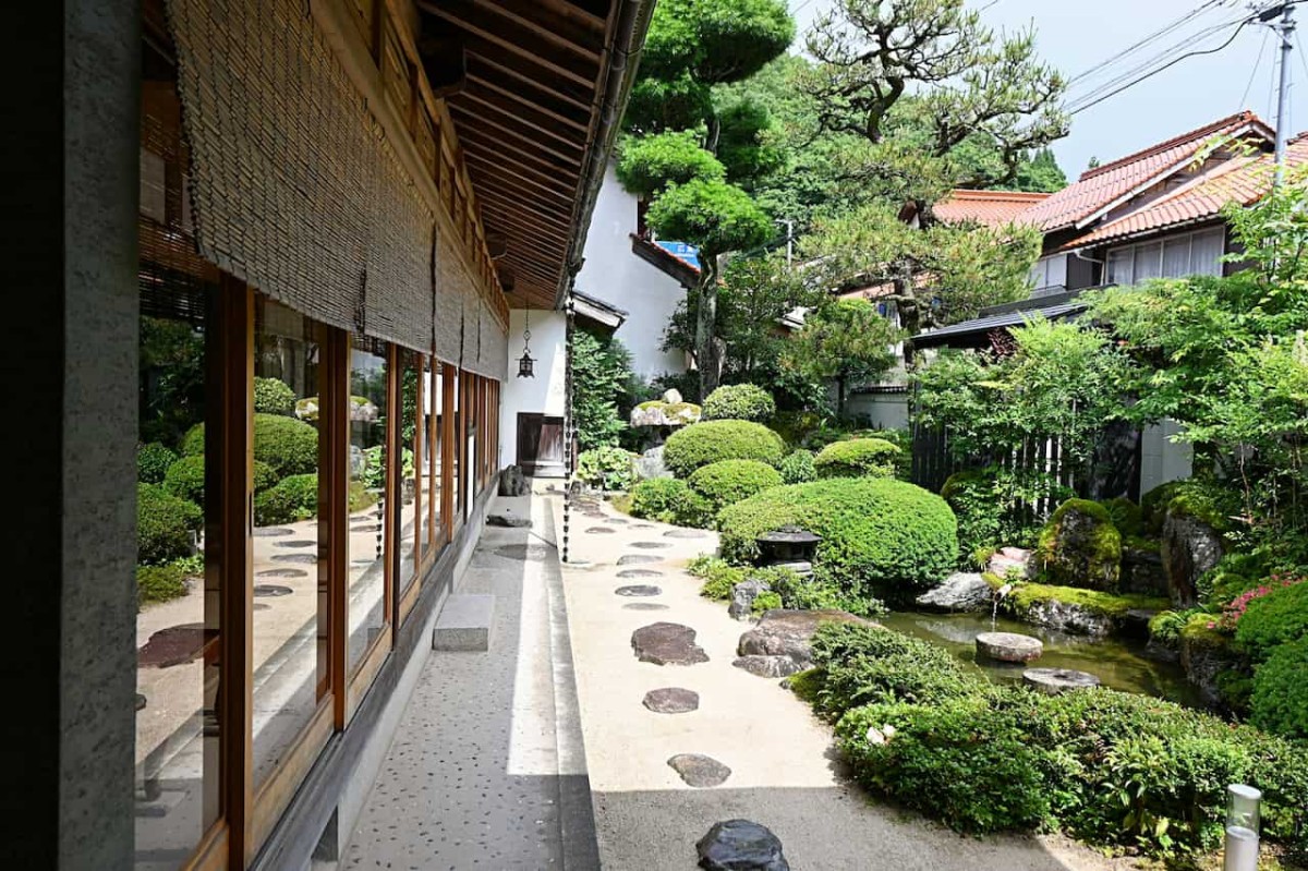 島根県邑智郡邑南町にある『茶と糀 梅田屋』のお庭