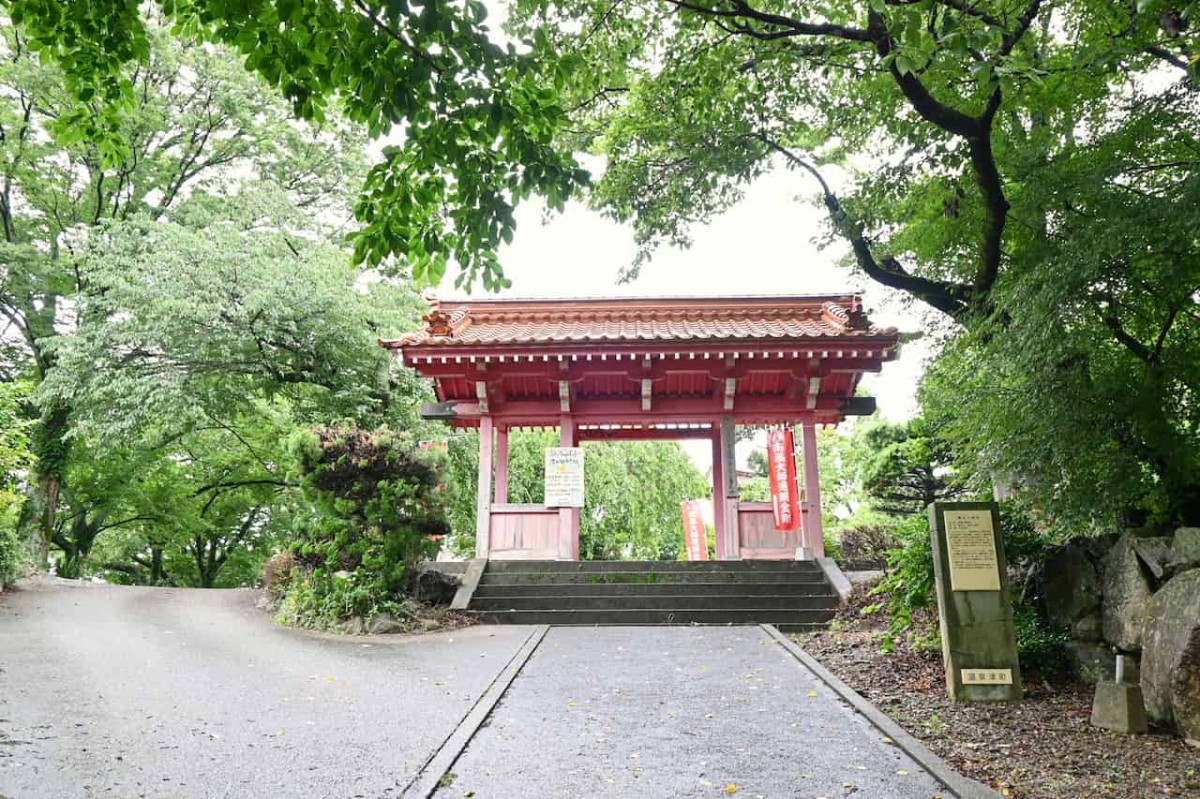 島根県大田市にある『清水大師寺』の山門