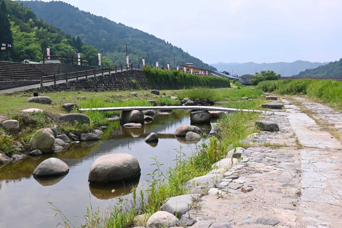 鳥取県東伯郡三朝町にある『親水公園かじかの池』の様子