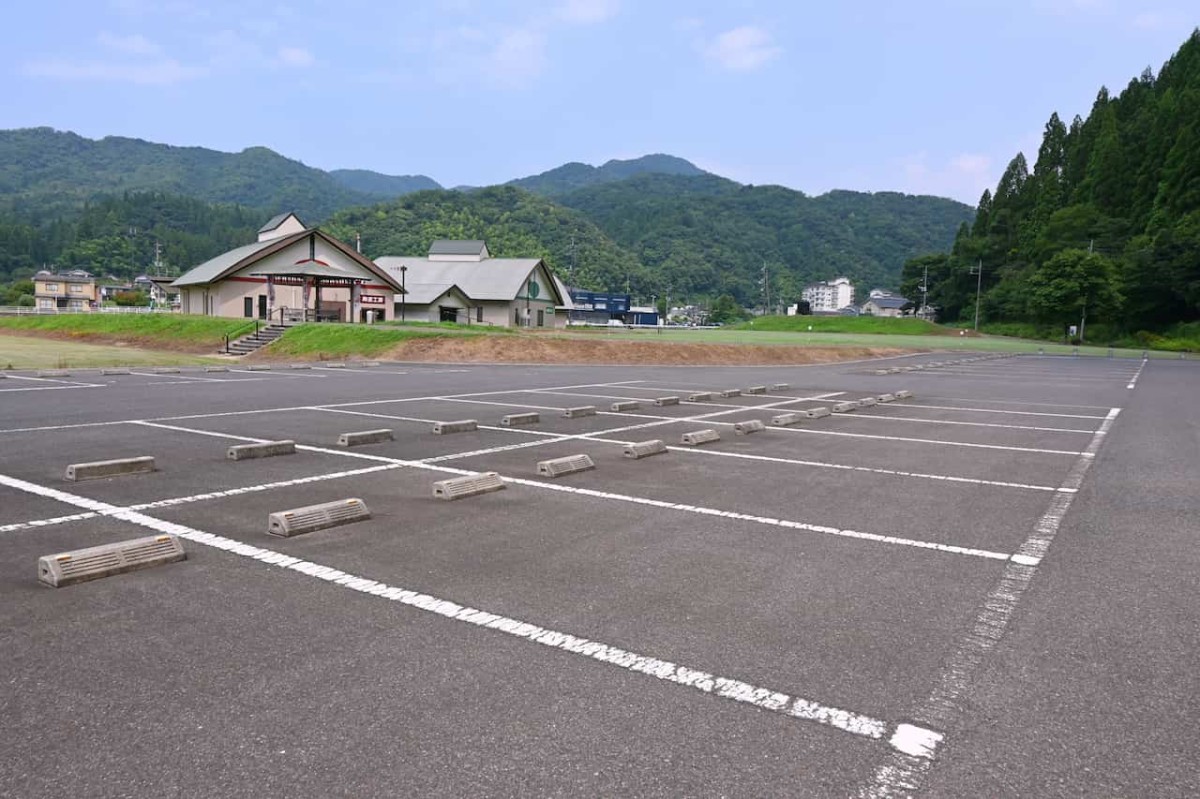 鳥取県東伯郡三朝町にある『ふるさと健康むら』の駐車場