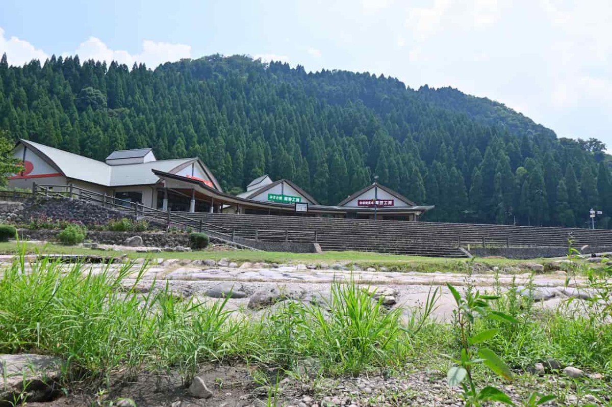 鳥取県東伯郡三朝町にある『親水公園かじかの池』の周辺