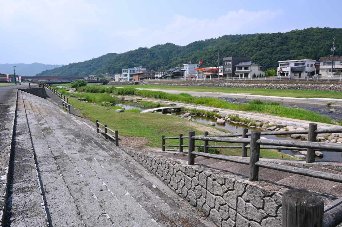 鳥取県東伯郡三朝町にある『親水公園かじかの池』の様子