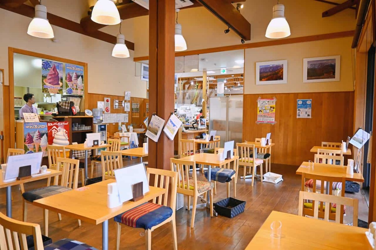 鳥取県江府町『道の駅奥大山』の喫茶店の店内