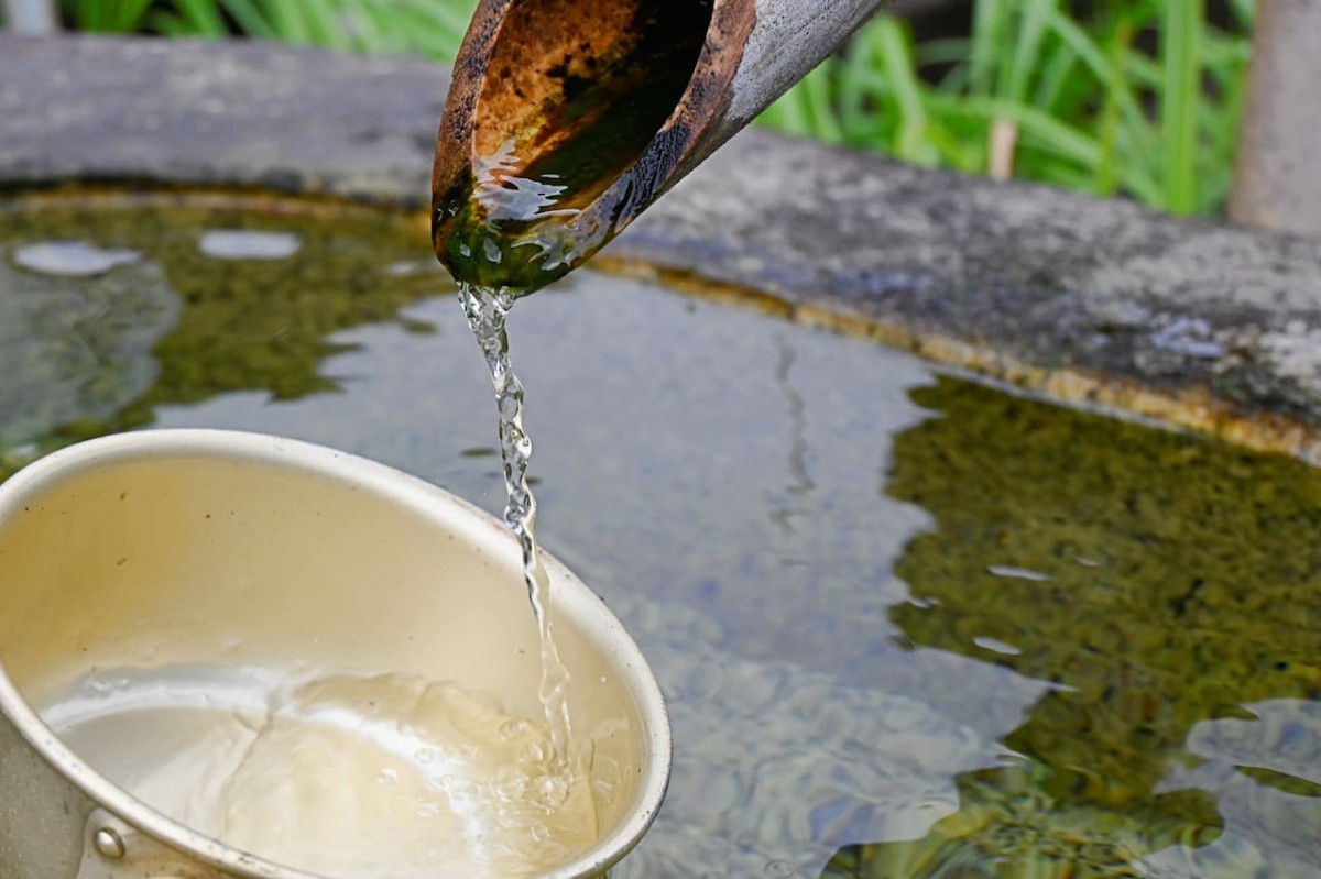 島根県安来市にある名水スポット「お茶の水井戸」から注ぐ水