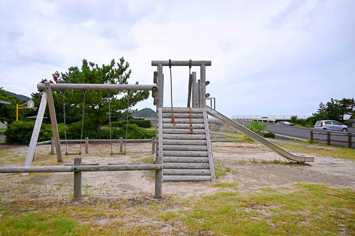 島根県松江市にある『加賀西の浜多目的広場』の木製遊具