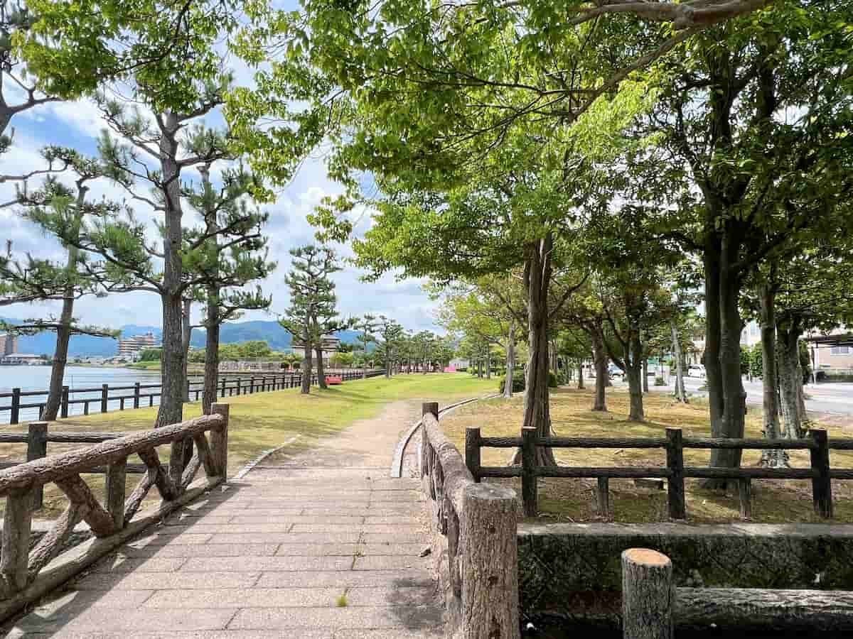 鳥取県東伯郡湯梨浜町にある『リリーカーサ』近くにある『東郷湖臨海公園』。