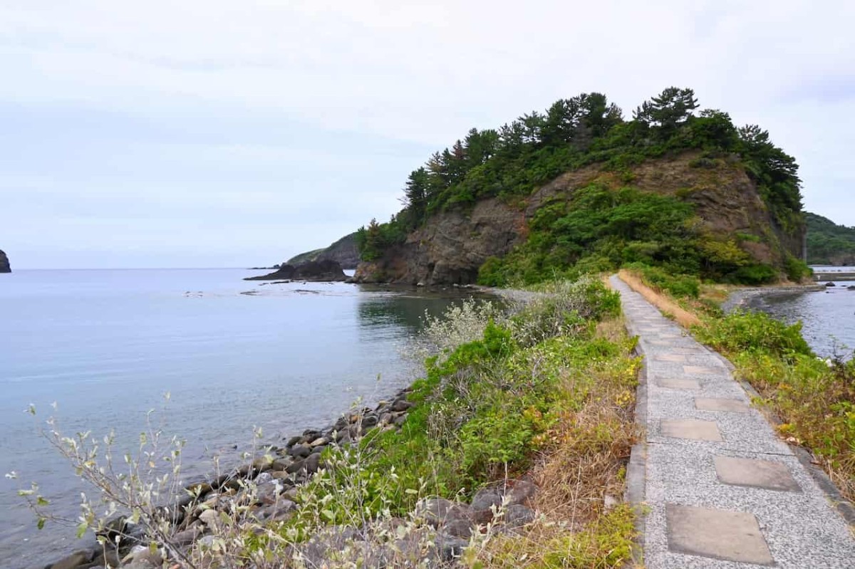 島根県松江市にある桂島キャンプ場にある防波堤