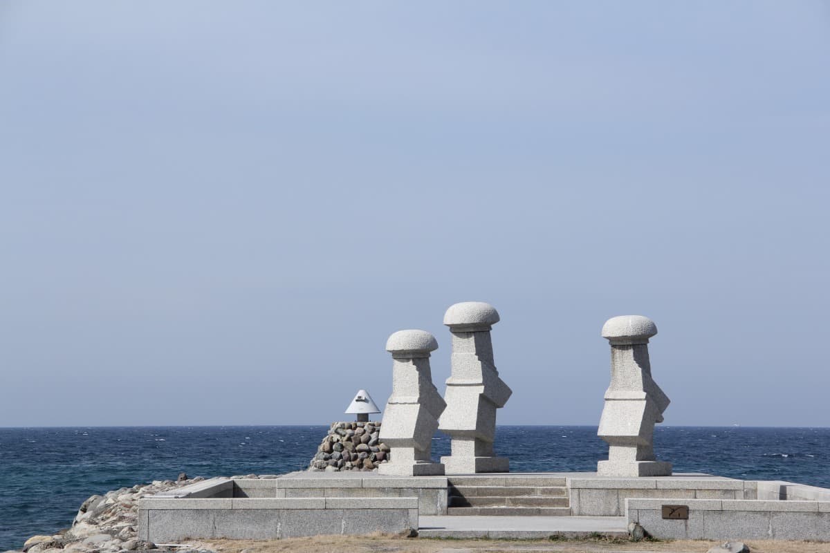 鳥取県東伯郡琴浦町の菊港に立つ『波しぐれ三度笠』