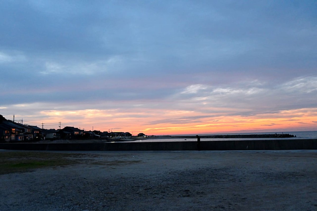 鳥取県東伯郡琴浦町の菊港の夕暮れ時