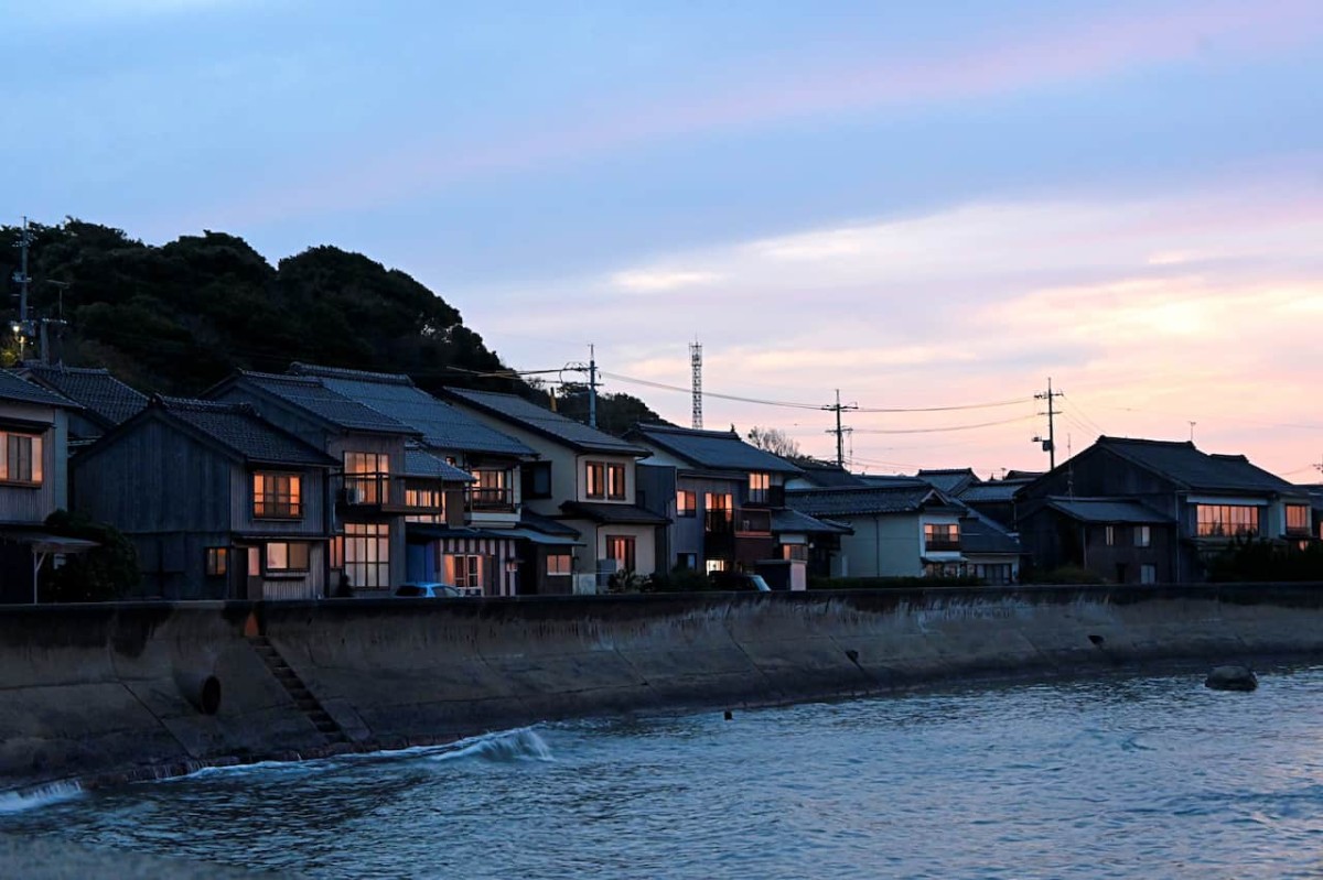 鳥取県東伯郡琴浦町の菊港の夕暮れ時