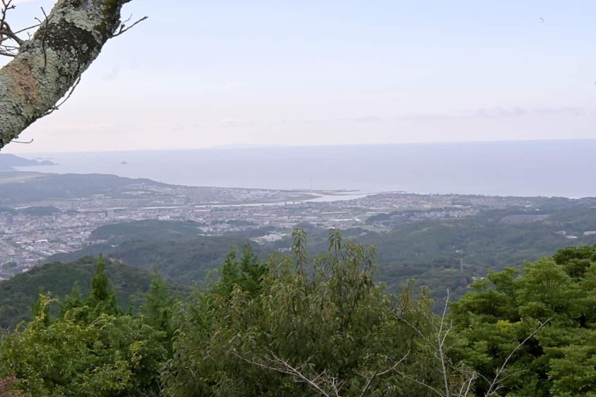 島根県益田市にある「比礼振山」の山頂