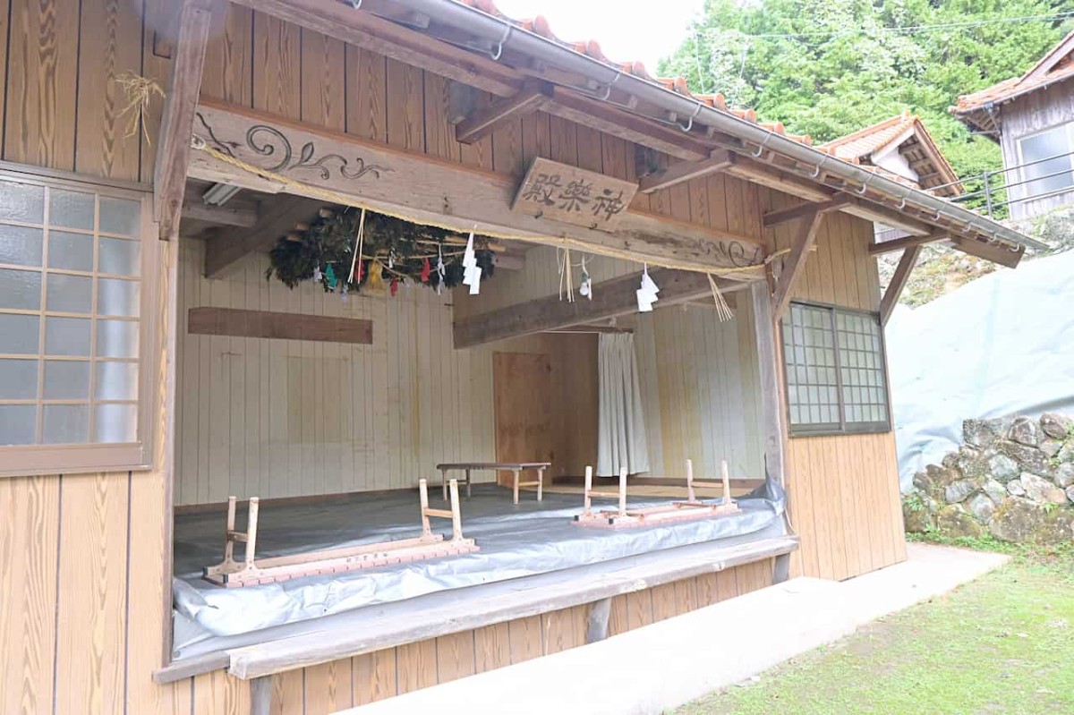 島根県益田市にある「比礼振山」の山頂直下の神社