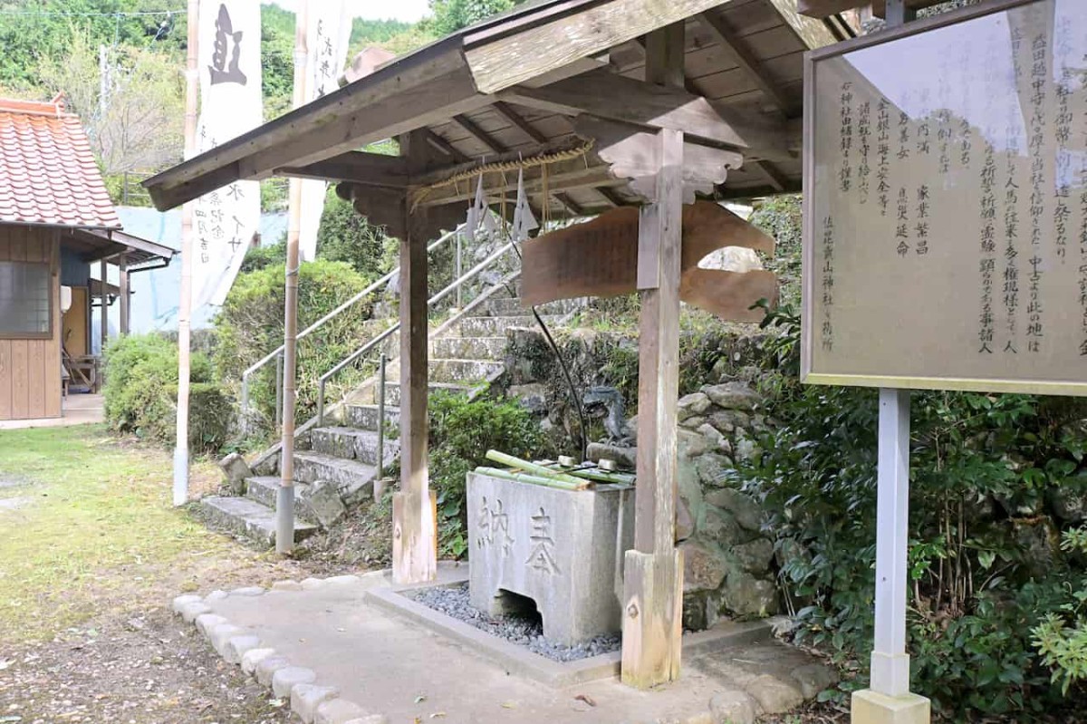 島根県益田市にある「比礼振山」の山頂直下の神社