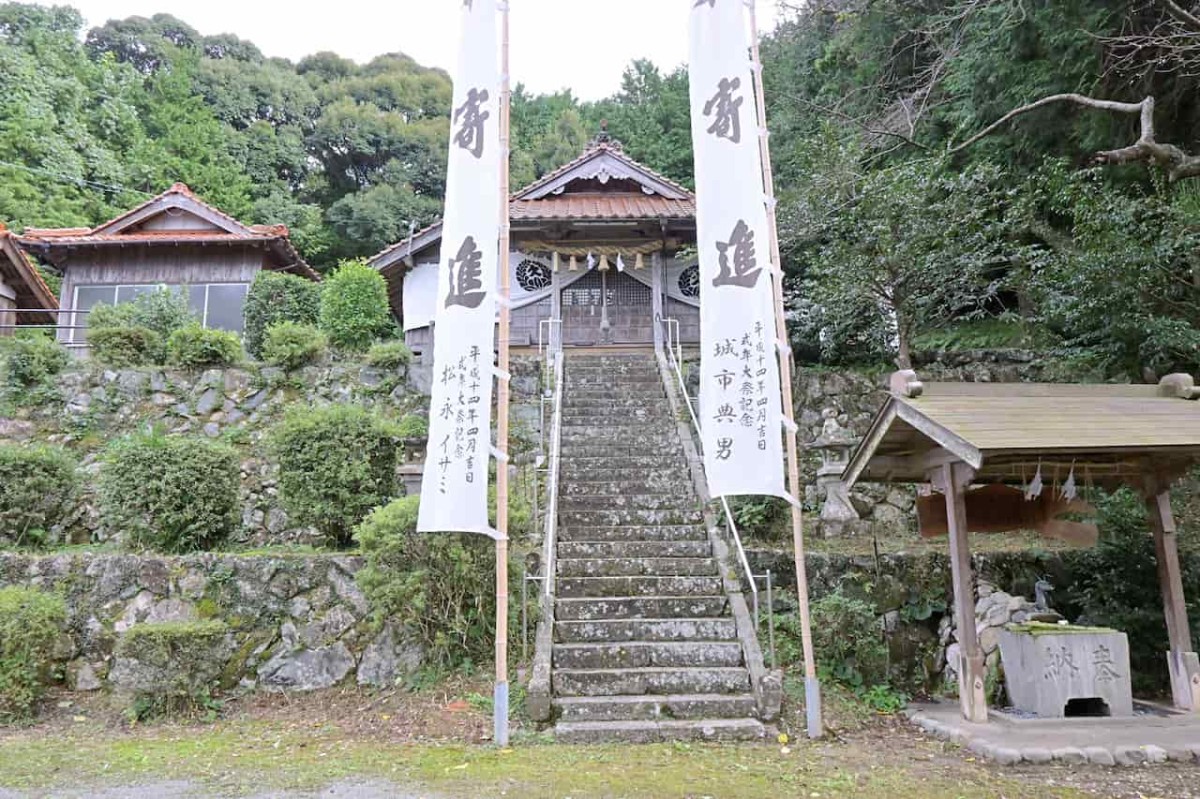 島根県益田市にある「比礼振山」の山頂直下の神社