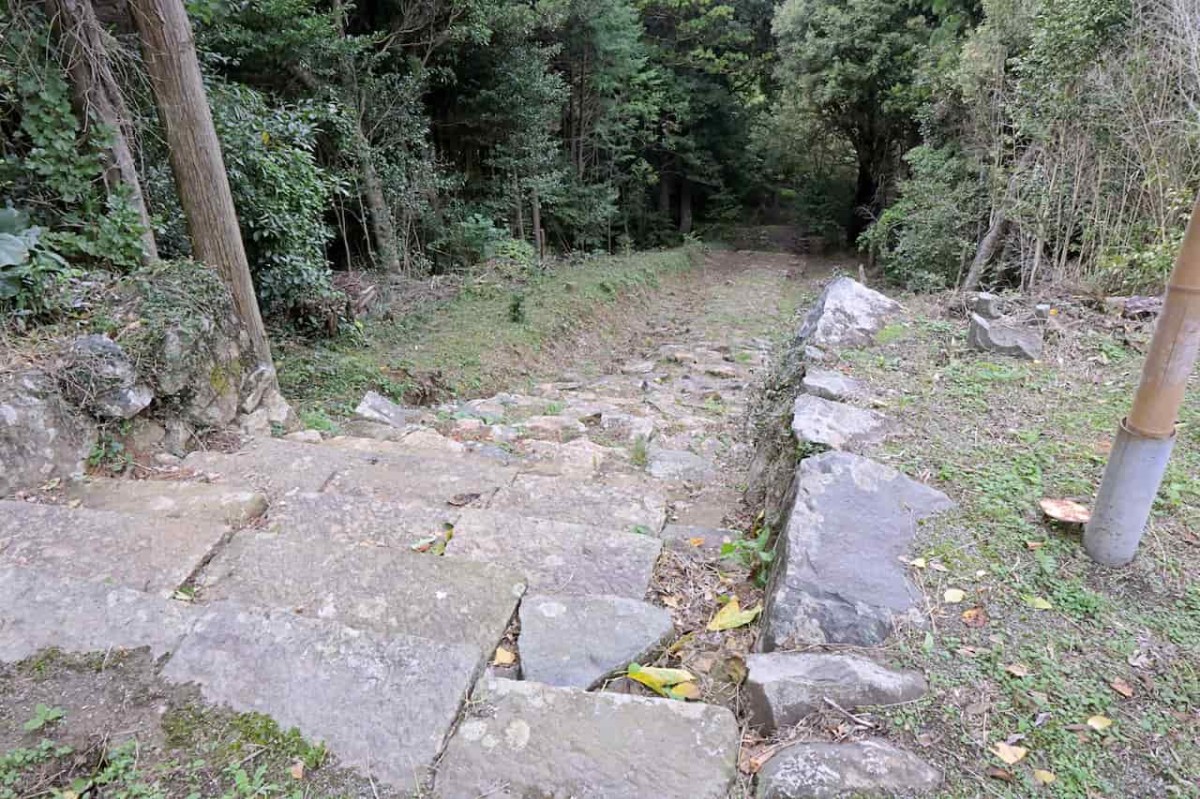 島根県益田市にある「比礼振山」の山頂直下の神社