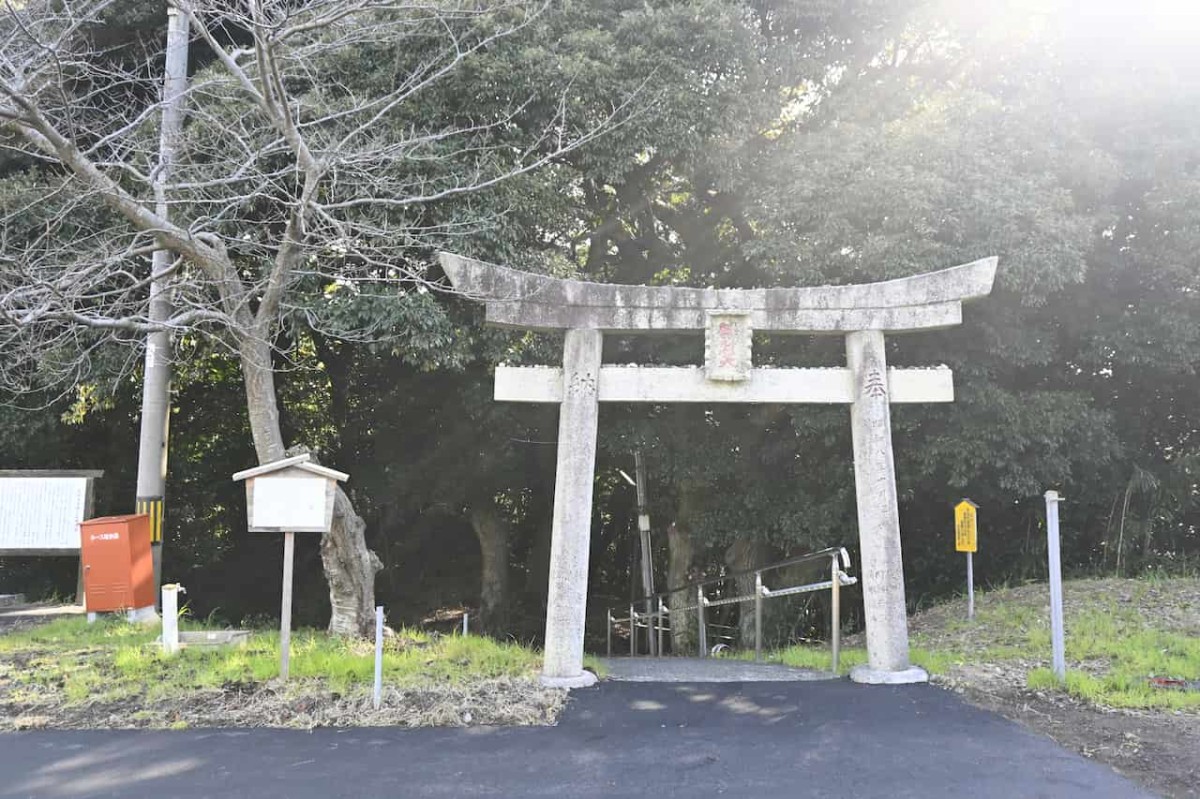 鳥取県鳥取市にある『多鯰ヶ池弁財天』の鳥居