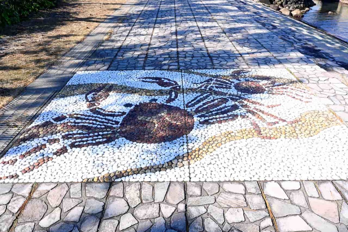 鳥取県東伯郡琴浦町『ふるさと海岸公園』横の歩道にある石の作品