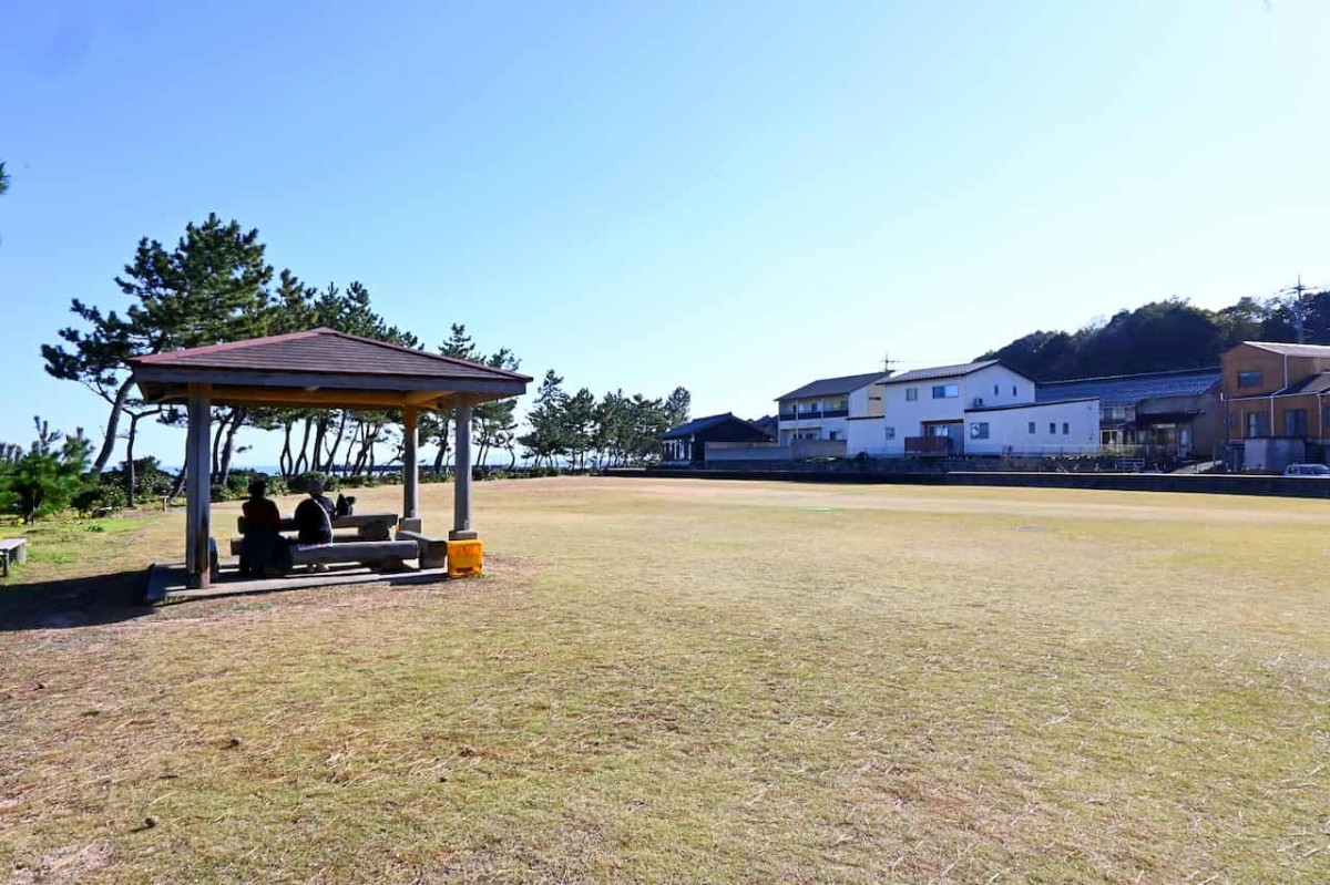 鳥取県東伯郡琴浦町にある『ふるさと海岸公園』の芝生広場