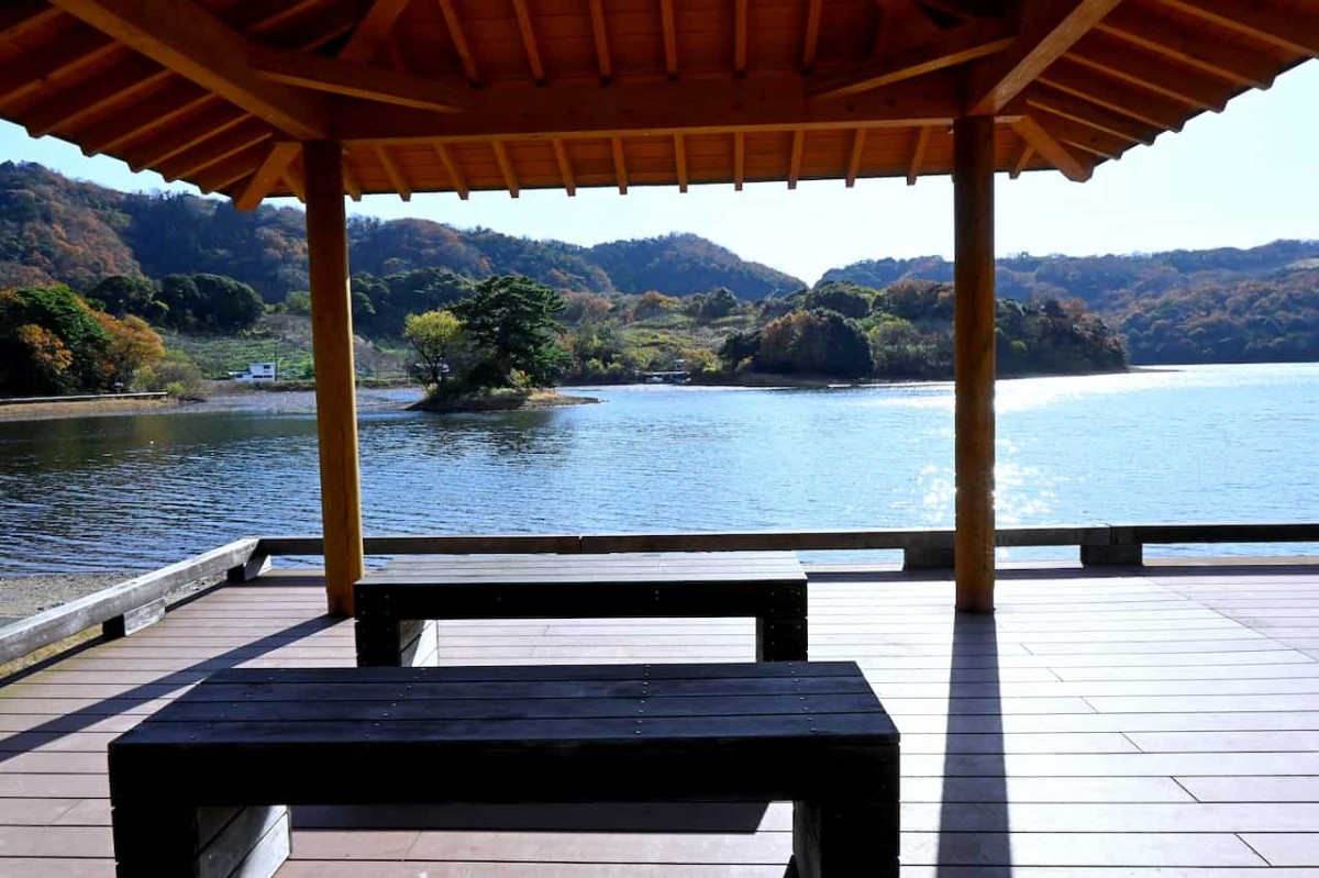 鳥取県鳥取市にある多鯰ヶ池の東屋からの景色